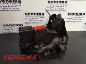 Used Rear seatbelt buckle, left Renault Clio III (BR/CR) Price on request offered by Venema Autoparts