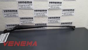 Usagé Bras essuie-glace avant Volkswagen Touran (1T1/T2) 1.9 TDI 105 Prix sur demande proposé par Venema Autoparts