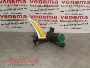 Used Windscreen washer pump Peugeot 206 CC (2D) 2.0 16V Price € 10,00 Margin scheme offered by Venema Autoparts