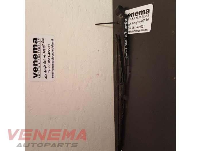 Rear wiper blade arm