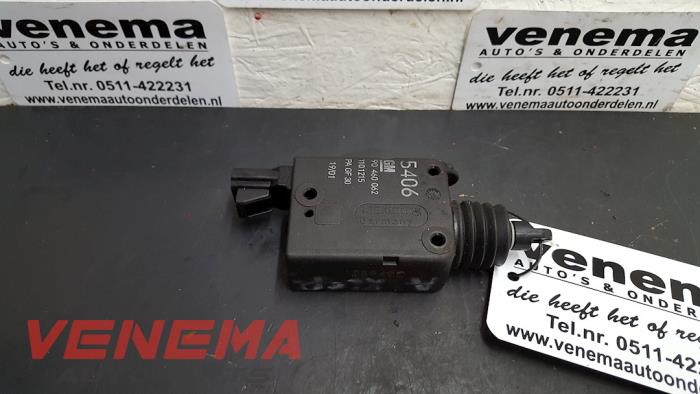 Central locking motor from a Opel Astra G (F07) 1.6 16V Twin Port 2002
