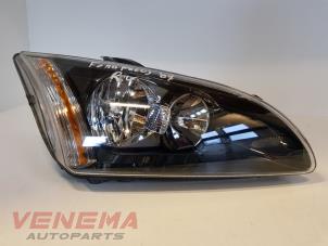 Używane Reflektor prawy Ford Focus 2 1.6 16V Cena € 39,99 Procedura marży oferowane przez Venema Autoparts