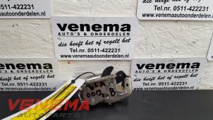 Begagnade Låsmekanism, bakdörr, minibuss/van Mercedes Vito (639.6) 2.2 111 CDI 16V Pris € 24,99 Marginaltabell erbjuds av Venema Autoparts