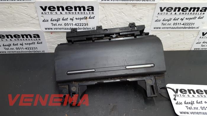 Begagnade Askkopp, fram Audi A4 Avant (B7) 2.0 TDI Pris € 14,99 Marginaltabell erbjuds av Venema Autoparts