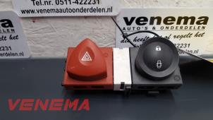 Usagé Commutateur éclairage d'urgence Renault Megane II (BM/CM) Prix sur demande proposé par Venema Autoparts