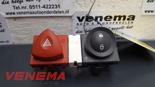 Usagé Commutateur éclairage d'urgence Renault Megane II Grandtour (KM) Prix sur demande proposé par Venema Autoparts