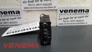 Używane Przelacznik reflektora LHV Opel Vivaro 2.0 CDTI Cena € 9,00 Procedura marży oferowane przez Venema Autoparts