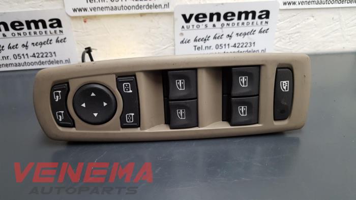 Interruptor de ventanilla eléctrica de un Renault Megane III Grandtour (KZ)  2011