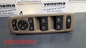 Używane Przelacznik elektrycznej szyby Renault Megane III Grandtour (KZ) Cena € 50,00 Procedura marży oferowane przez Venema Autoparts