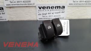 Usados Interruptor de ventanilla eléctrica Renault Megane II (BM/CM) Precio € 14,99 Norma de margen ofrecido por Venema Autoparts