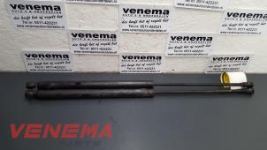 Używane Zestaw amortyzatorów gazowych tylnej klapy Peugeot 206 (2A/C/H/J/S) Cena € 14,99 Procedura marży oferowane przez Venema Autoparts