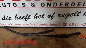 Usados Brazo delantero de limpiaparabrisas Opel Astra J (PC6/PD6/PE6/PF6) 1.6 16V Precio de solicitud ofrecido por Venema Autoparts