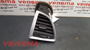 Używane Kratka wentylacyjna deski rozdzielczej Opel Astra J (PC6/PD6/PE6/PF6) 1.6 16V Cena na żądanie oferowane przez Venema Autoparts