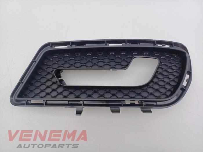 Nowe Grill Mercedes E Estate (S212) Cena € 36,29 Z VAT oferowane przez Venema Autoparts
