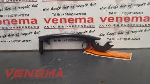 Używane Uchwyt drzwi prawych wersja 2-drzwiowa Seat Ibiza III (6L1) 1.9 SDI Cena na żądanie oferowane przez Venema Autoparts