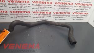 Usados Manguera de radiador Mercedes CLA Shooting Brake (117.9) 1.6 CLA-200 16V Precio € 9,99 Norma de margen ofrecido por Venema Autoparts