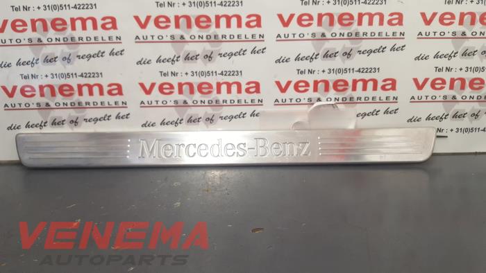 Oswietlenie wejscia z Mercedes-Benz CLA Shooting Brake (117.9) 1.6 CLA-200 16V 2015