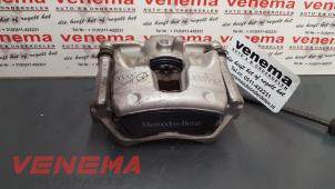 Używane Zacisk hamulcowy lewy przód Mercedes CLA Shooting Brake (117.9) 1.6 CLA-200 16V Cena € 89,99 Procedura marży oferowane przez Venema Autoparts