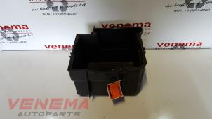 Usagé Boîtier de batterie BMW Mini One/Cooper (R50) 1.6 16V Cooper Prix sur demande proposé par Venema Autoparts
