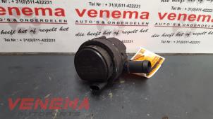 Używane Dodatkowa pompa wodna Mercedes CLA Shooting Brake (117.9) 1.6 CLA-200 16V Cena € 44,99 Procedura marży oferowane przez Venema Autoparts