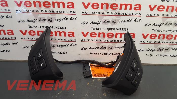Steering wheel mounted radio control from a BMW 3 serie Touring (E91) 318d 16V 2010
