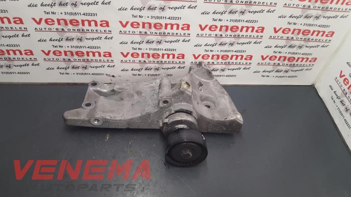 Usagé Support dynamo haut Volkswagen Polo IV (9N1/2/3) 1.4 16V Prix € 29,99 Règlement à la marge proposé par Venema Autoparts