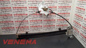 Używane Mechanizm szyby lewej przedniej wersja 2-drzwiowa Nissan Micra (K12) 1.2 16V Cena € 34,99 Procedura marży oferowane przez Venema Autoparts