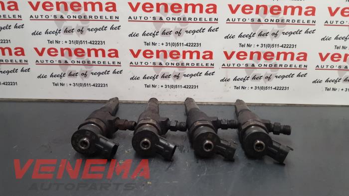 Injector (diesel) from a Peugeot 207/207+ (WA/WC/WM) 1.4 HDi 2007