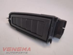 Usados Rejilla de aire lateral Citroen C4 Grand Picasso (UA) 1.6 HDiF 16V 110 Precio € 9,99 Norma de margen ofrecido por Venema Autoparts