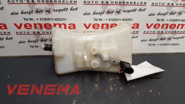 Brake fluid reservoir
