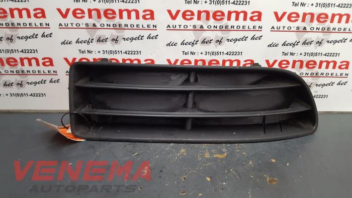 Nowe Grill Volkswagen Bora (1J2) Cena € 18,14 Z VAT oferowane przez Venema Autoparts