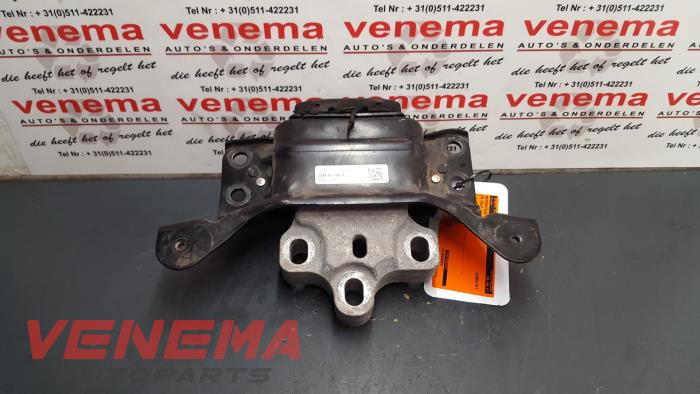 Engine mount from a Volkswagen Golf VII (AUA) 2.0 TDI 16V 2013