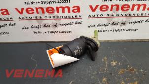 Używane Pompa spryskiwacza przód Opel Corsa D 1.2 16V LPG Cena € 9,00 Procedura marży oferowane przez Venema Autoparts