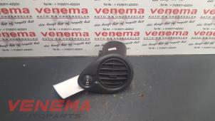 Used Dashboard vent Renault Clio III (BR/CR) 1.2 16V 65 Price € 25,00 Margin scheme offered by Venema Autoparts