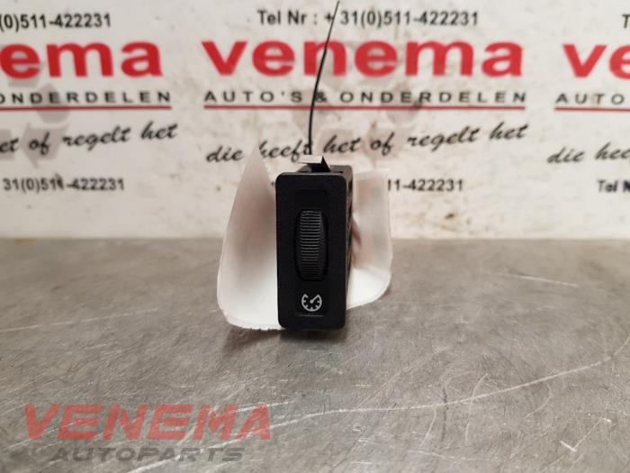 Używane Sciemniacz kokpitowy BMW 3 serie Touring (E36/3) 316i Cena € 9,95 Procedura marży oferowane przez Venema Autoparts