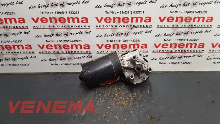 Front wiper motor from a Volkswagen Caddy II (9K9A) 1.9 SDI 1997