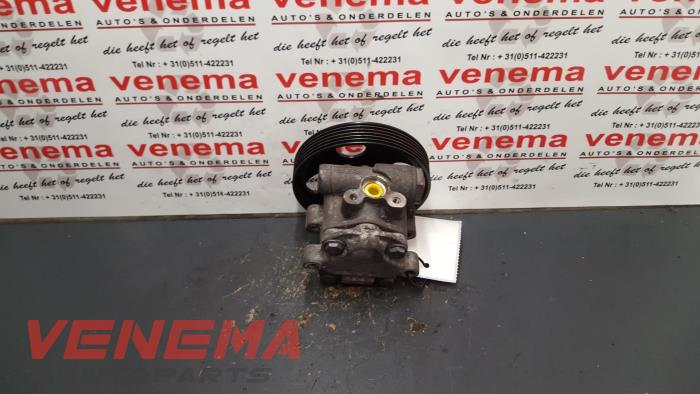 Power steering pump from a Ford Fiesta 5 (JD/JH) 1.4 TDCi 2008