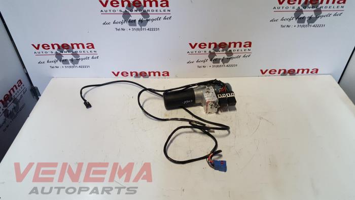 Używane Silnik dachu cabrio Peugeot 307 CC (3B) 2.0 16V Cena € 200,00 Procedura marży oferowane przez Venema Autoparts
