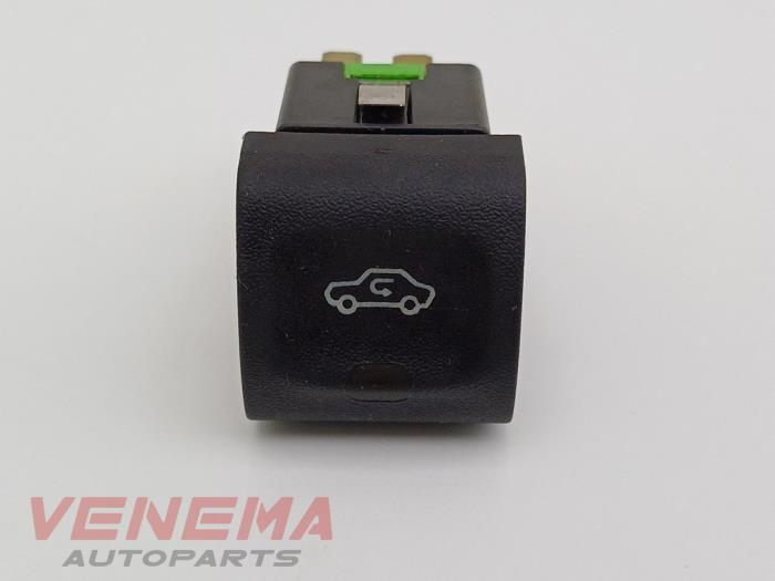 Używane Przelacznik Opel Vectra B (36) 1.8 16V Ecotec Cena € 9,99 Procedura marży oferowane przez Venema Autoparts