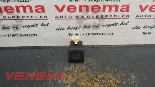 Używane Przelacznik ogrzewania szyby tylnej Opel Vectra B (36) 1.8 16V Ecotec Cena € 7,50 Procedura marży oferowane przez Venema Autoparts