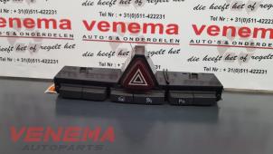 Usagé Bouton de warning Opel Corsa D 1.2 16V Prix € 12,00 Règlement à la marge proposé par Venema Autoparts