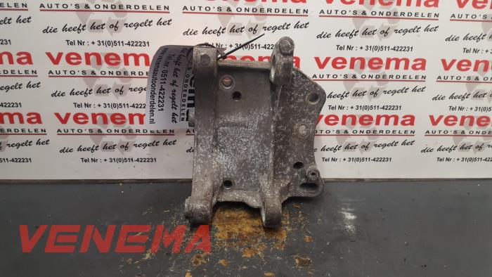 Usagé Support dynamo bas Peugeot 207/207+ (WA/WC/WM) 1.4 16V Prix € 35,00 Règlement à la marge proposé par Venema Autoparts
