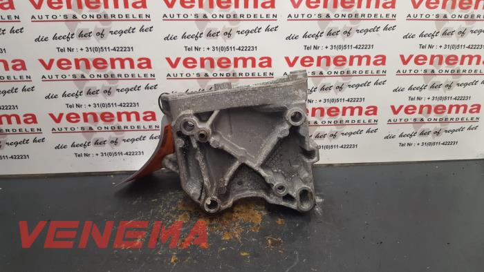 Support dynamo bas d'un Peugeot 207/207+ (WA/WC/WM) 1.4 16V 2007