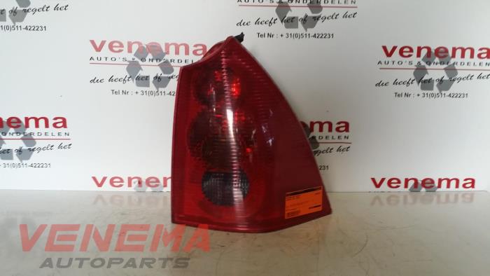 Taillight, right from a Peugeot 307 SW (3H) 1.6 HDiF 110 16V 2004