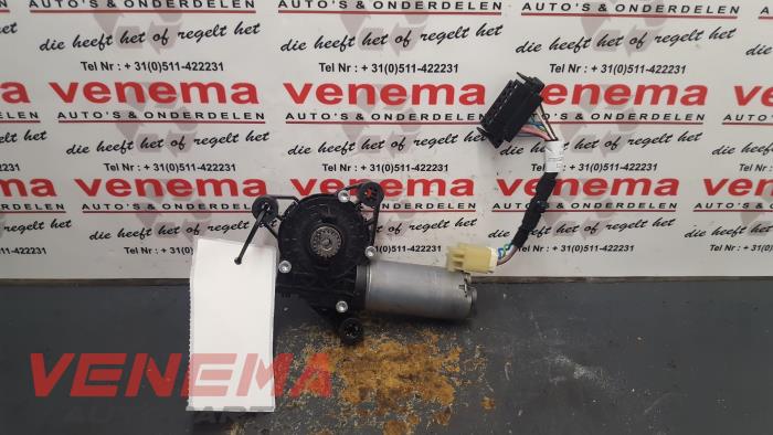 Sunroof motor from a Citroën C1 1.2 PureTech 82 12V 2015