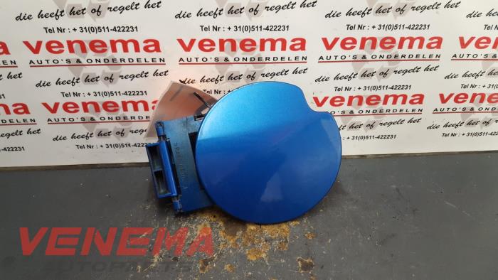 Tank cap cover from a Peugeot 307 SW (3H) 2.0 HDi 90 2004