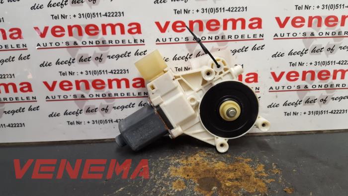 Door window motor from a Ford Mondeo IV Wagon 2.0 TDCi 115 16V 2008