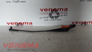 Used Front wiper arm Peugeot 207 CC (WB) 1.6 16V THP Price € 20,00 Margin scheme offered by Venema Autoparts