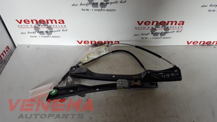 Window lifting mechanism without motor