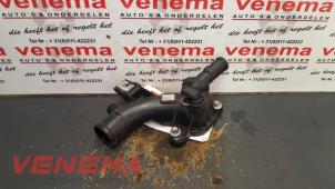 Usados Cuerpo de termostato Opel Corsa D 1.2 ecoFLEX Precio € 24,99 Norma de margen ofrecido por Venema Autoparts